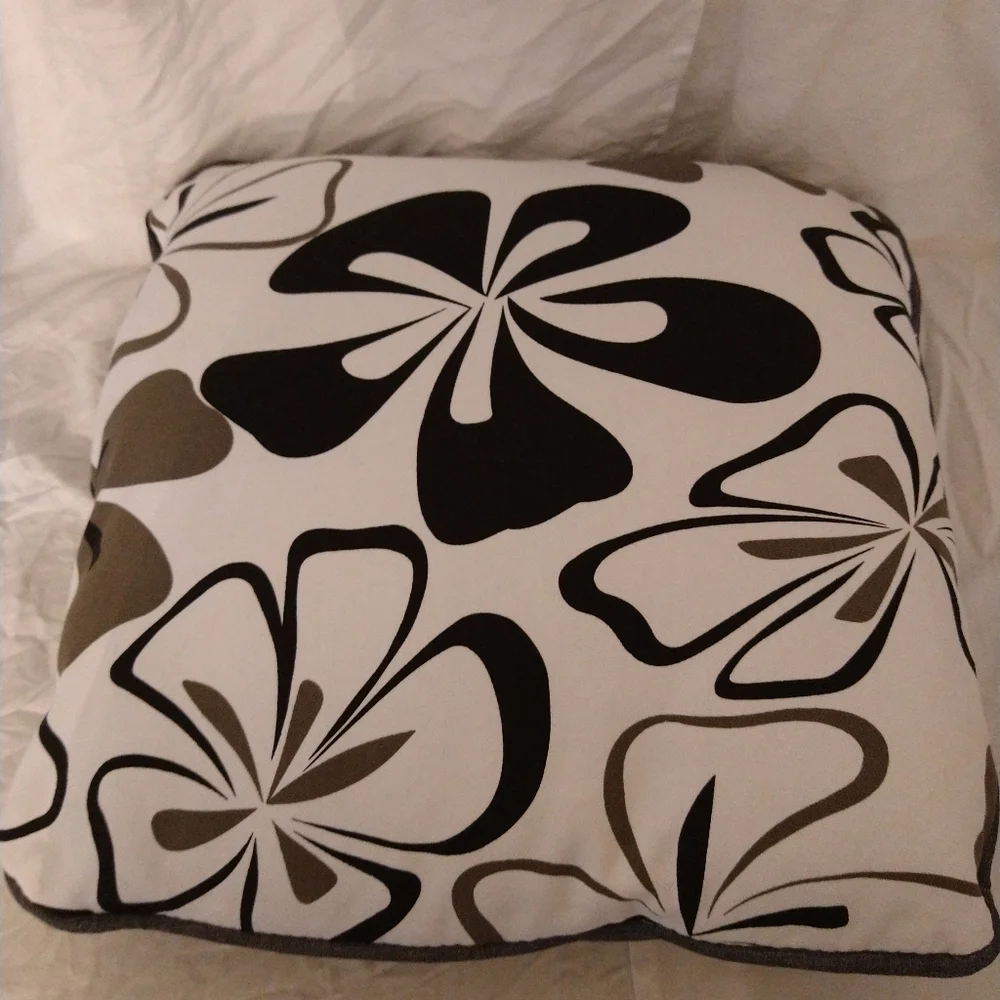 Outdoor/ Indoor Black,‎ white, brown Accent Pillow